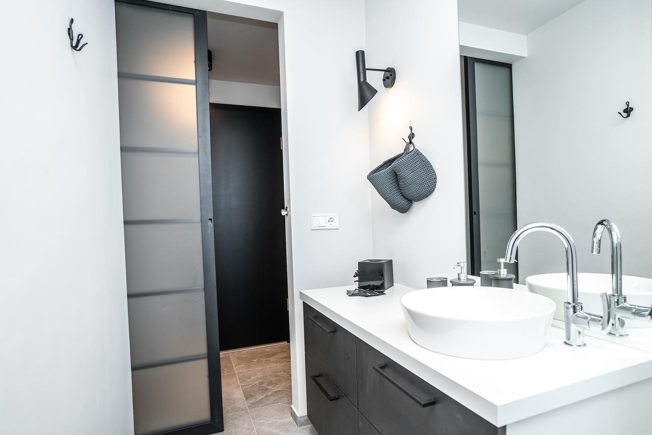 H96 Luxury Suite Keflavik Bagian luar foto